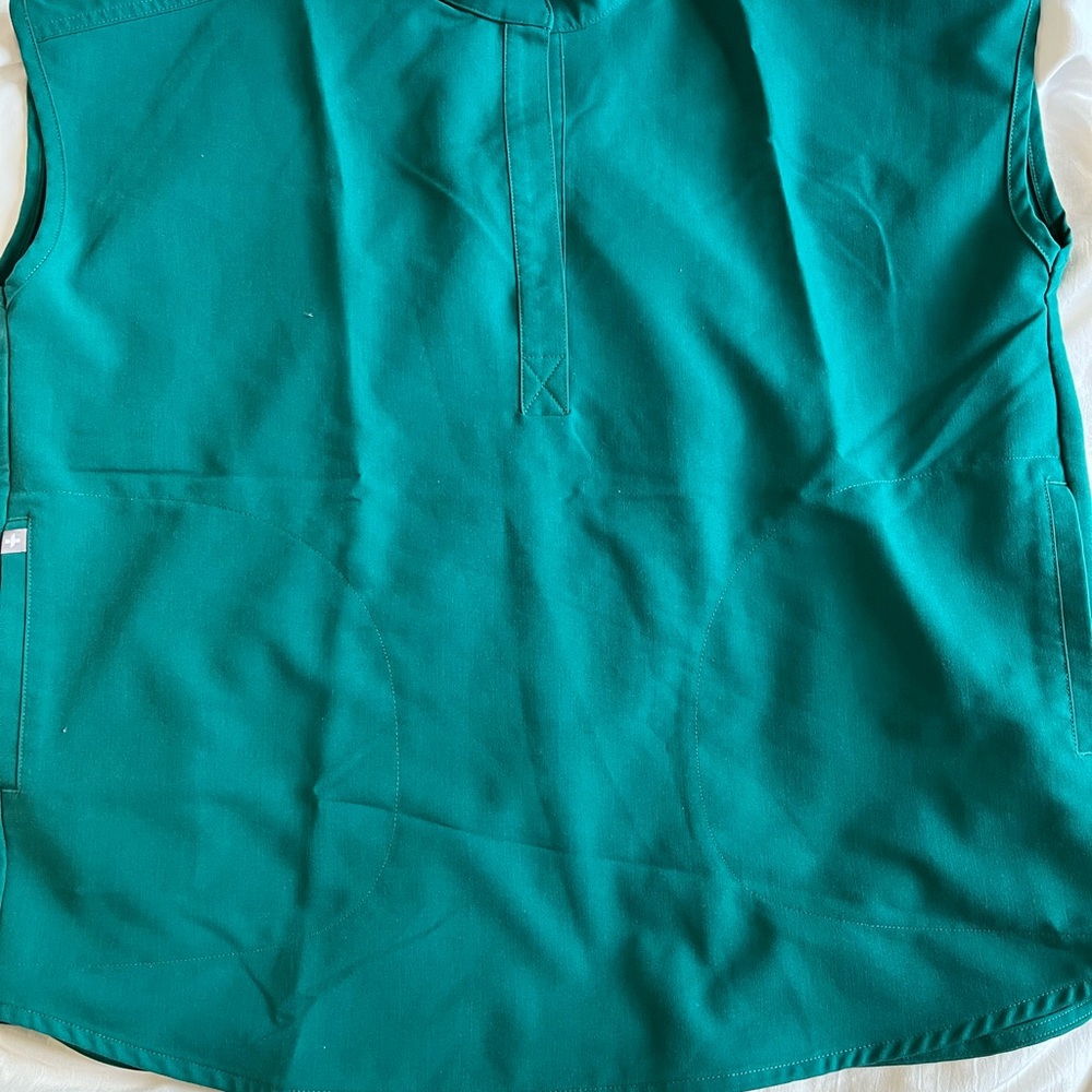 Figs rafaela scrub top hunter green